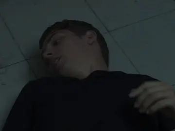 Carlos en el suelo tras la pelea con Ray en el último capítulo de Mar Afuera Carlos en el suelo tras la pelea con Ray en el último capítulo de Mar Afuera