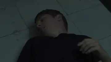 Carlos en el suelo tras la pelea con Ray en el último capítulo de Mar Afuera Carlos en el suelo tras la pelea con Ray en el último capítulo de Mar Afuera