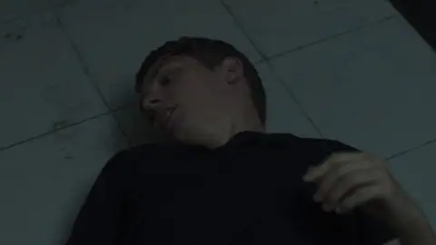 Carlos en el suelo tras la pelea con Ray en el último capítulo de Mar Afuera Carlos en el suelo tras la pelea con Ray en el último capítulo de Mar Afuera