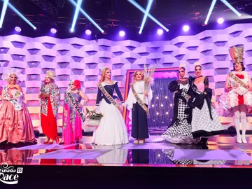 La categoría es… ¡Reina de mi pueblo y madrina! Las reinas desfilan con sus familiares en el makeover de Drag Race España La categoría es… ¡Reina de mi pueblo y madrina! Las reinas desfilan con sus familiares en el makeover de Drag Race España