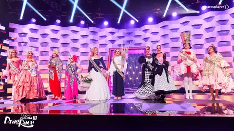 La categoría es… ¡Reina de mi pueblo y madrina! Las reinas desfilan con sus familiares en el makeover de Drag Race España La categoría es… ¡Reina de mi pueblo y madrina! Las reinas desfilan con sus familiares en el makeover de Drag Race España