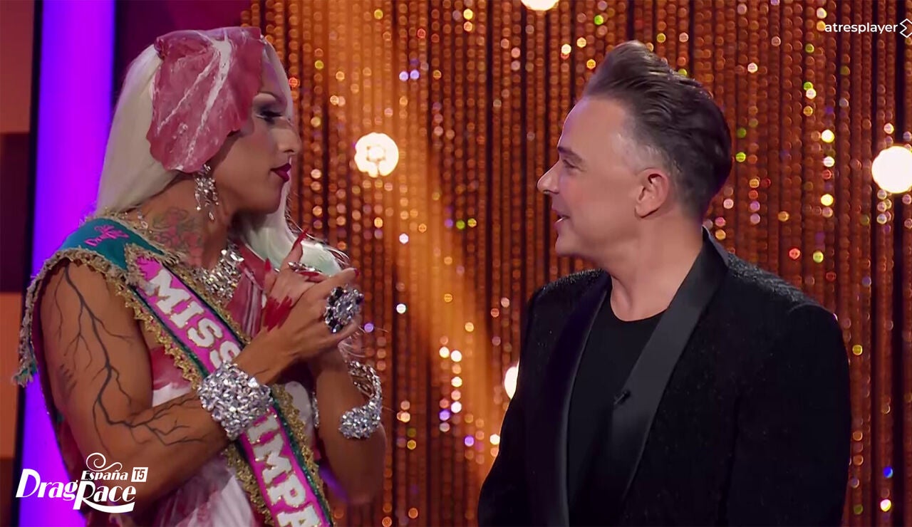 Dita Dubois pasa a Nori el legado de Miss Simpat&iacute;a de la temporada 5 de Drag Race Espa&ntilde;a