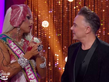 Dita Dubois pasa a Nori el legado de Miss Simpat&iacute;a de la temporada 5 de Drag Race Espa&ntilde;a