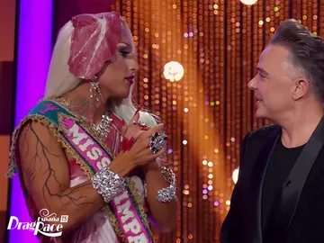 Dita Dubois pasa a Nori el legado de Miss Simpatía de la temporada 5 de Drag Race España Dita Dubois pasa a Nori el legado de Miss Simpatía de la temporada 5 de Drag Race España