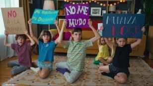 Los Vicho montan una sentada en el sal&oacute;n de su casa