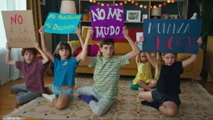 Los Vicho montan una sentada en el salón de su casa