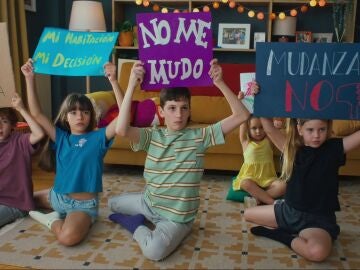 Los Vicho montan una sentada en el sal&oacute;n de su casa