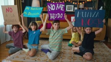 Los Vicho montan una sentada en el sal&oacute;n de su casa