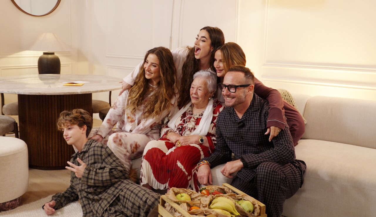 Lola Lolita con su familia en el primer cap&iacute;tulo de Pyjamada